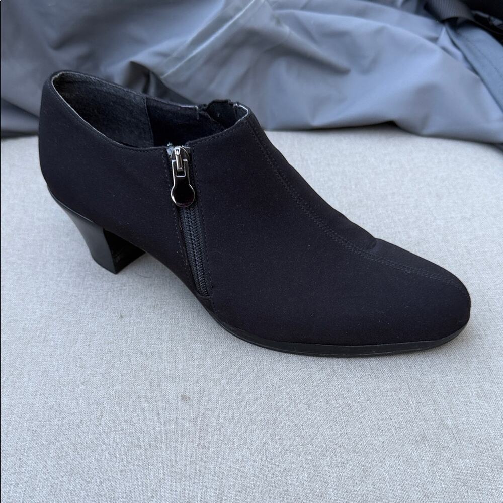 Munro Black Ankle Booties size 10.5